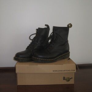 Doc Marten women’s boots. 1460’s woman’s smooth leather lace up boots. Size 9